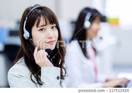 在呼叫中心工作的婦女的形象 117512920