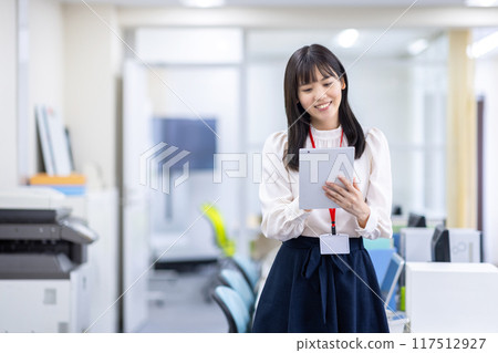 有片劑的少婦 117512927