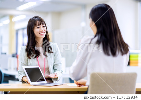 Image of consulting a woman at the reception desk Image of consulting a woman at the reception desk 117512934
