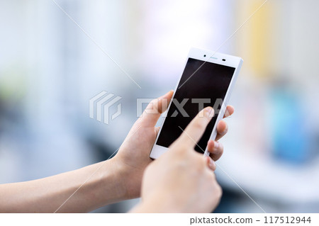 Female business in her 20s in the office Female business in her 20s in the office 117512944