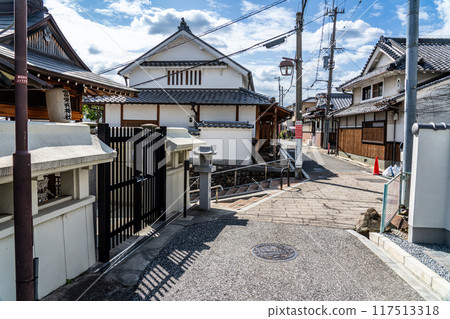 [Important Preservation District for Groups of Traditional Buildings] Tondabayashi Jinaimachi, Higashisuji and the eastern end of the city, Tondabayashi City, Osaka Prefecture 117513318