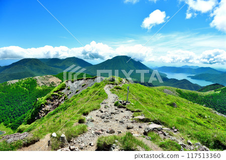 從栃木縣和群馬縣交界處的日光白根山眺望男體山和中禪寺湖 117513360