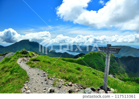 從栃木縣和群馬縣交界處的日光白根山眺望男體山和中禪寺湖 117513361