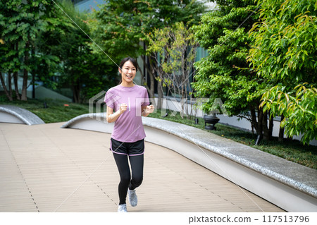 一個女人在公園跑步 一個女人在公園跑步 117513796