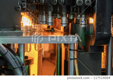 Conveyor belt deliver the preform shape to the blow mold machine. Conveyor belt deliver the preform shape to the blow mold machine. 117514004