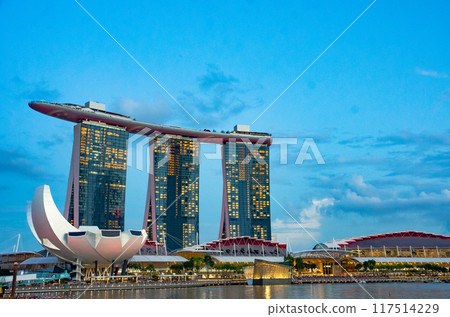 A stunning view of Sands Sky Park atop Marina Bay Sands in Singa A stunning view of Sands Sky Park atop Marina Bay Sands in Singa 117514229