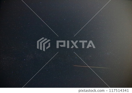 秋天的銀河系和流星 117514341