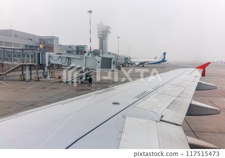 The gate sleeve is docked to the aircraft. The gate sleeve is docked to the aircraft. 117515473