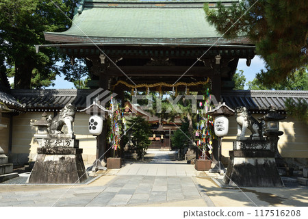Kitano Tenmangu Shrine East Gate in Summer [Important Cultural Property] 117516208