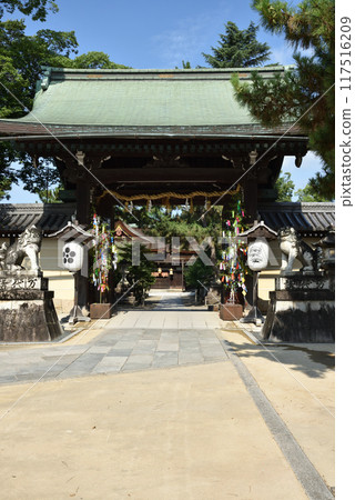 Kitano Tenmangu Shrine East Gate in Summer [Important Cultural Property] 117516209