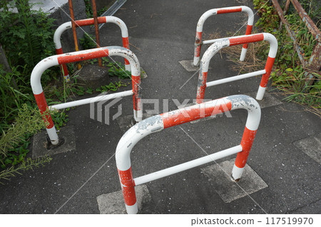 安裝在道路上的桿 安裝在道路上的桿 117519970