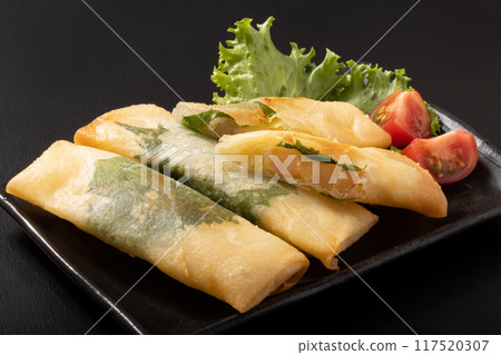 Spring rolls with shrimp, cod roe and potatoes Spring rolls with shrimp, cod roe and potatoes 117520307