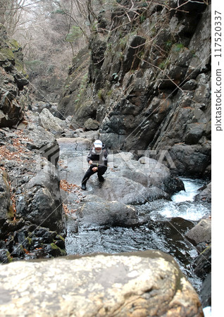 老人在陡峭的山澗享受山澗釣魚 117520337