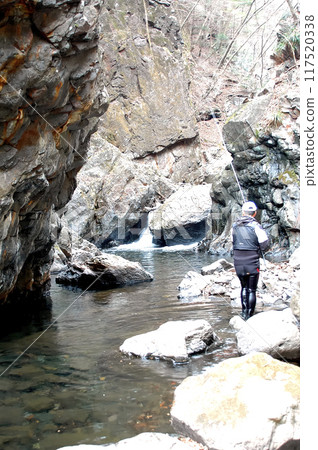 老人在陡峭的山澗享受山澗釣魚 117520338