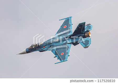戰鬥機在天空中飛行 戰鬥機在天空中飛行 117520810