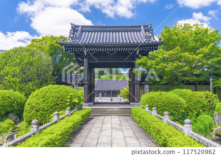 夏季京都妙滿寺參道與三門 117520962