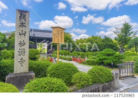 Summer Kyoto: Myomanji Temple, approach and temple gate 117520965