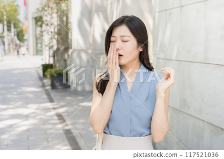 一位昏昏欲睡、在辦公區打哈欠的女商人 117521036