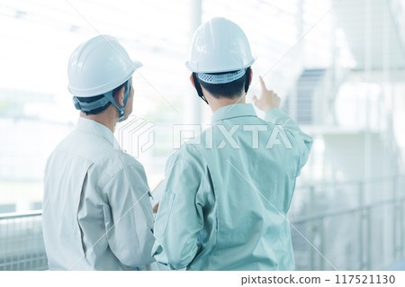 Back view of a worker checking the site 117521130