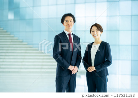 兩名商人,男性僱員和女性僱員,企業形象 兩名商人,男性僱員和女性僱員,企業形象 117521188