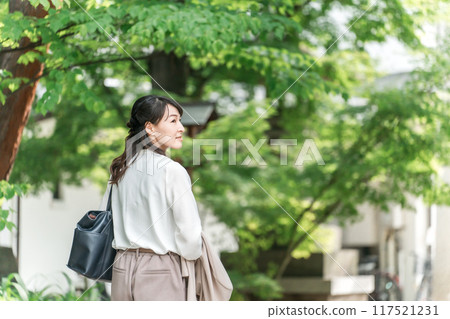 走在電源點/神社的亞洲女商人 117521231
