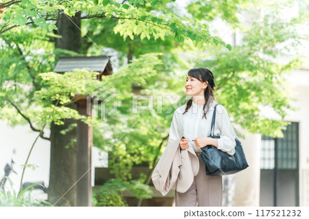 Asian business woman walking in a power spot/shrine 117521232