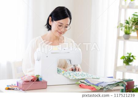 嗜好：用縫紉機縫紉的中年婦女 117521239