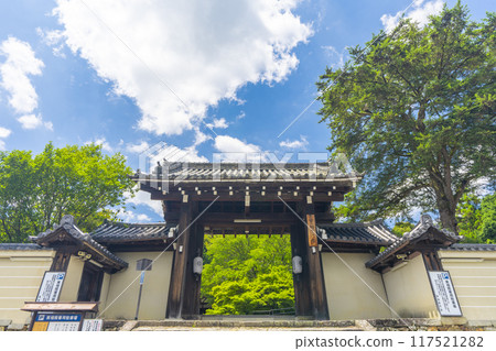 Summer in Iwakura, Kyoto: Jisso-in Temple, green leaves and the temple gate 117521282