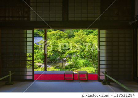 夏天的京都岩倉，Jisso-in，一個被藍色秋葉包圍的風景花園 117521294