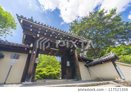 Summer in Iwakura, Kyoto: Jisso-in Temple, green leaves and the temple gate 117521308