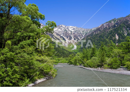 [Refreshing Kamikochi - A spectacular view in early summer] The Hotaka mountain range seen from near Kappa Bridge with beautiful fresh greenery 117521334