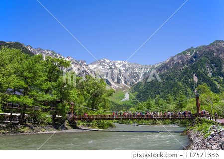 "Refreshing Kamikochi - A spectacular view in early summer" Kappa Bridge and the snow-covered Hotaka mountain range "Refreshing Kamikochi - A spectacular view in early summer" Kappa Bridge and the snow-covered Hotaka mountain range 117521336