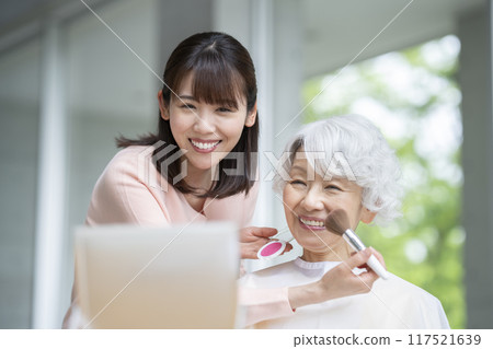 資深女性、髮型師和化妝師 117521639