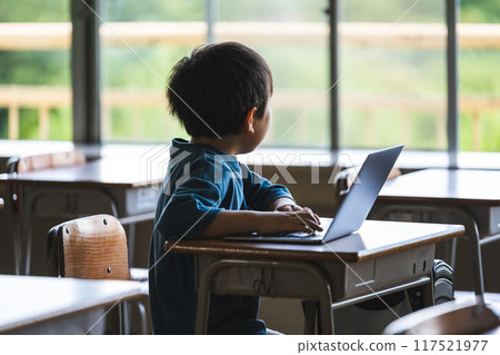 Elementary school students and PCs Elementary school students and PCs 117521977