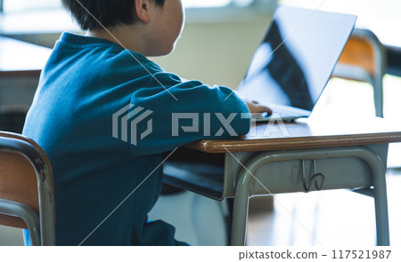 Elementary school students and PCs Elementary school students and PCs 117521987