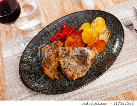 Just cooked portion of grilled lamb leg with potatoes and pepper 117522588