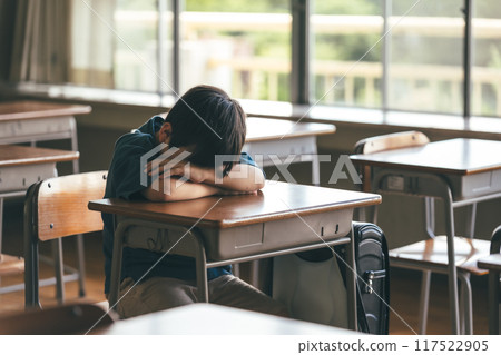 Sad child Sad child 117522905
