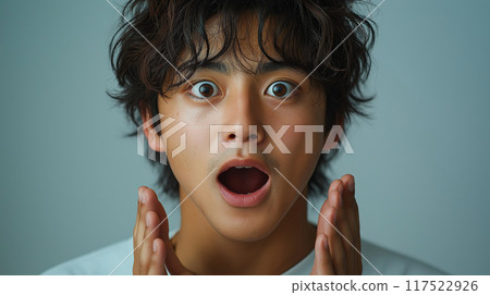 一個驚訝的表情的男人 117522926