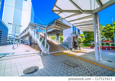 日本橫濱市景從櫻木町站新南口看到橫濱市政廳、櫻木町站入口等=2020年8月17日 117523421