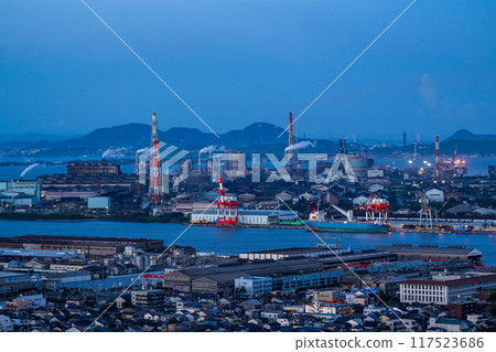 若藤大橋的黃昏在北九州市的工廠區上空 若藤大橋的黃昏在北九州市的工廠區上空 117523686