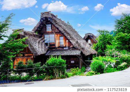 Walking through the Gassho-style village 117523819