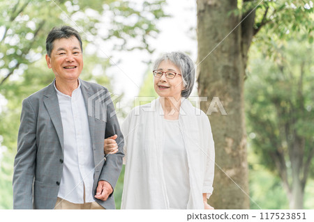 日本老年夫婦一邊散步一邊在公園聊天（老年男女） 117523851