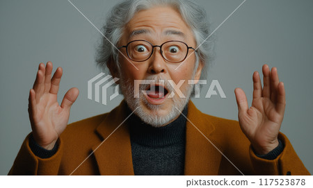 老人一臉驚訝的表情 117523878