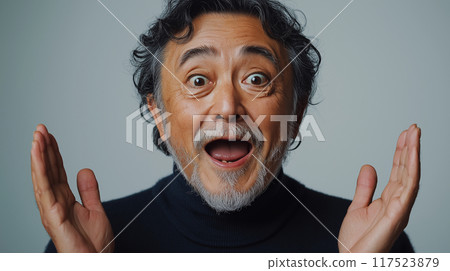 老人一臉驚訝的表情 老人一臉驚訝的表情 117523879