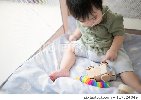 對汽車輪胎有興趣的寶寶：0歲發育及指尖形象 117524049