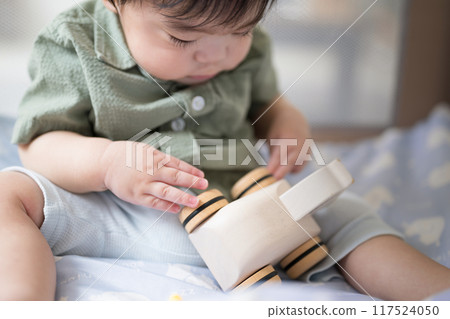 對汽車輪胎有興趣的寶寶:0歲發育及指尖形象 對汽車輪胎有興趣的寶寶:0歲發育及指尖形象 117524050