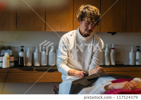 理髮師 美髮師 美女藝術家 117524379