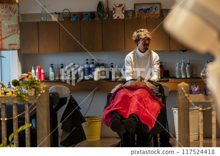 beautician, beauty artist, coiffeur 117524418