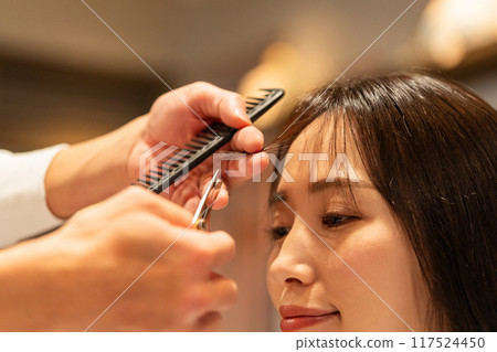 beautician, beauty artist, coiffeur 117524450