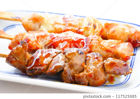 Delicious yakitori platter (green onion, thigh, liver) 117525085